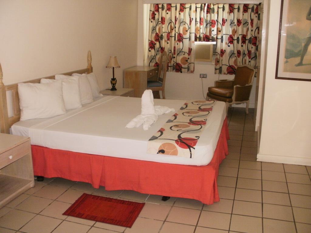 Pineapple Court Hotel 2*