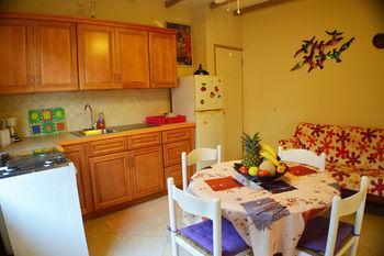 Yellow Bird Apartment *