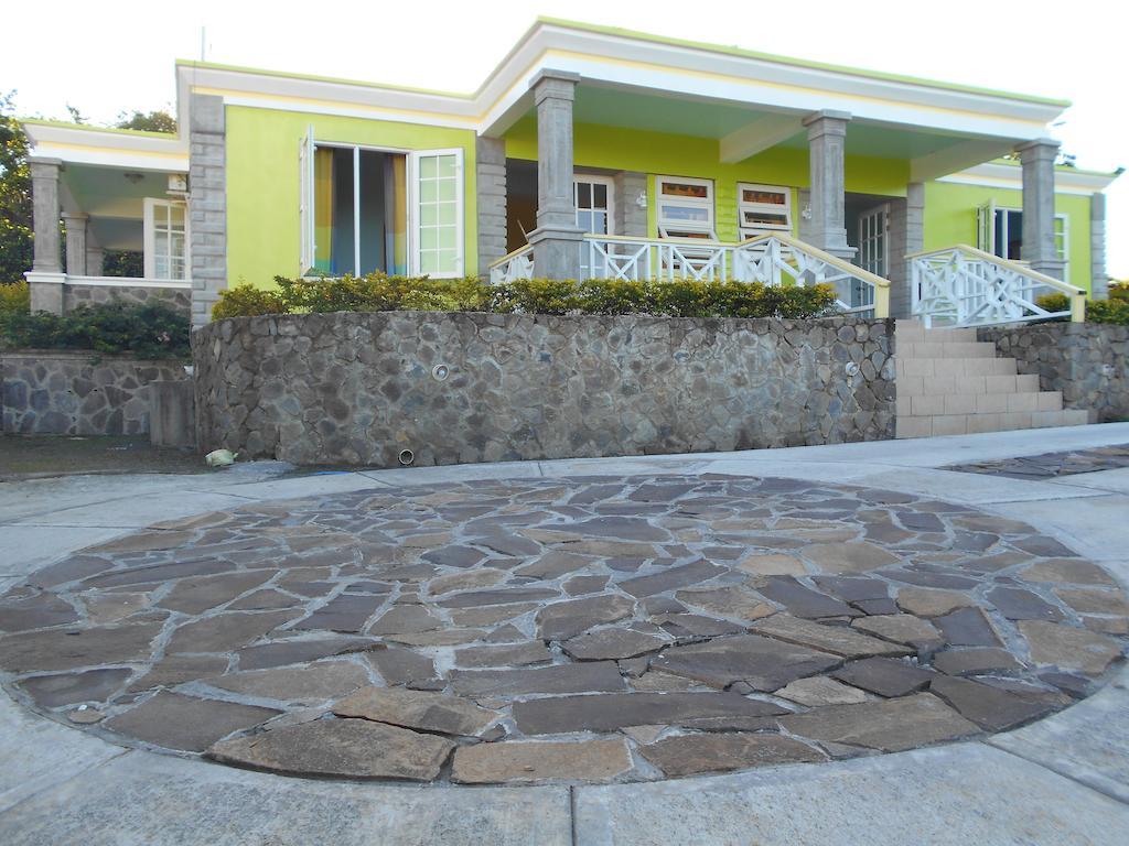 Diamond View Roseau