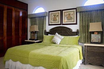 Serenity 3* Shoal Bay Village