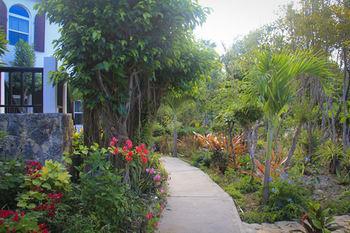 Serenity 3* Shoal Bay Village