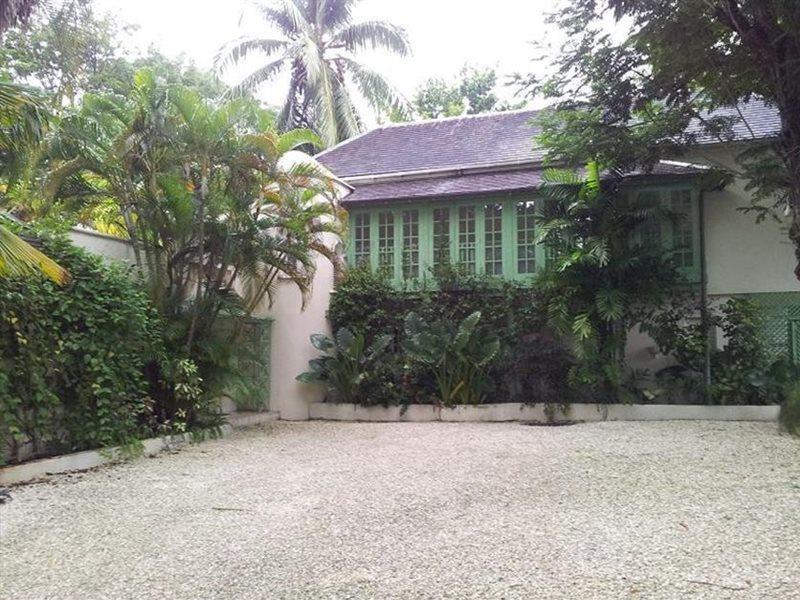 Green Monkey Villa Porters