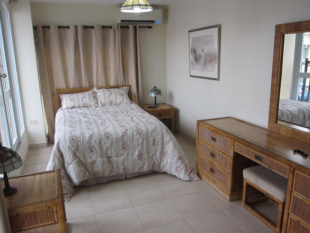 Plaza Apartment *