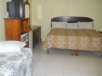 Tropical Court Hotel Montego Bay
