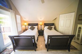 Shangri-La Boutique Bed & Breakfast Bed & Breakfast West Bay