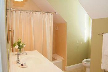 Shangri-La Boutique Bed & Breakfast Bed & Breakfast