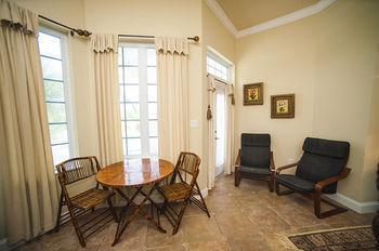 Shangri-La Boutique Bed & Breakfast 4* West Bay