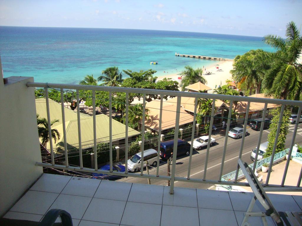 Club Hotel