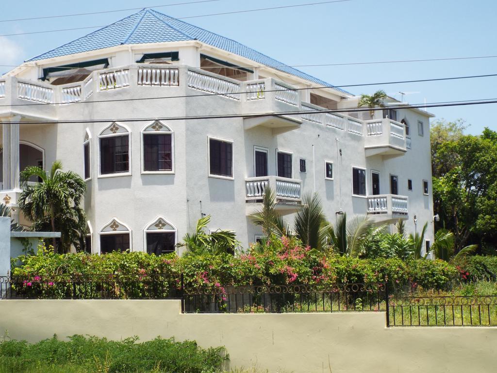 Little Savoy Guest house Runaway Bay