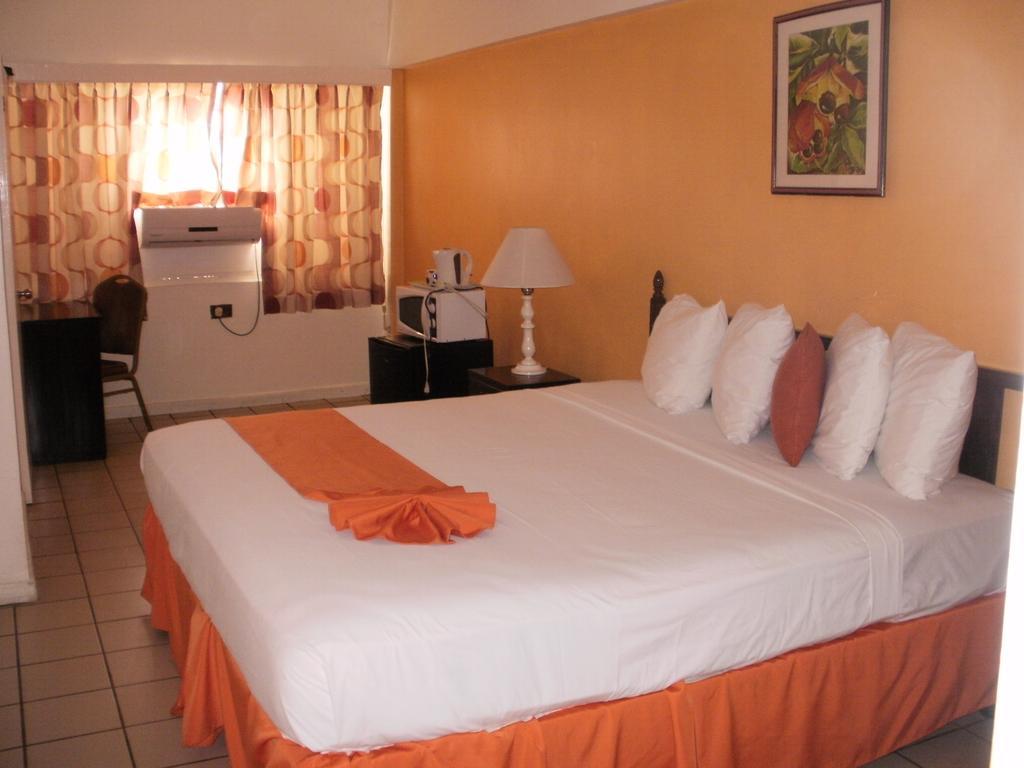 Pineapple Court Hotel Ocho Rios