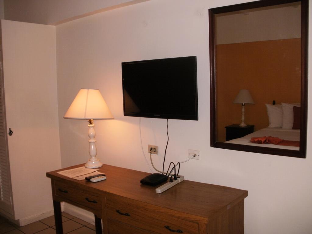 Pineapple Court 2*