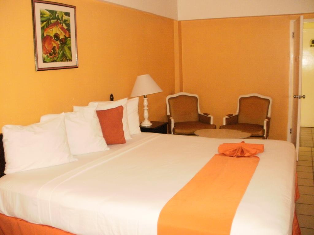 Pineapple Court Hotel 2*