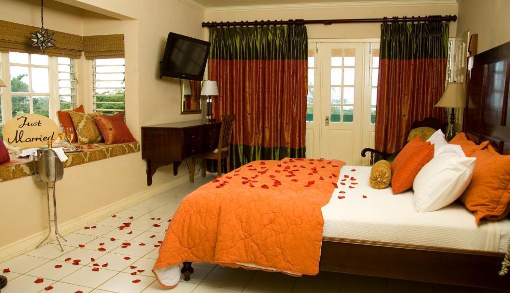 Cardiff And 4* Runaway Bay