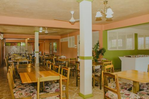 Hotel Norman's Court & Sky Restaurant Club Montego Bay