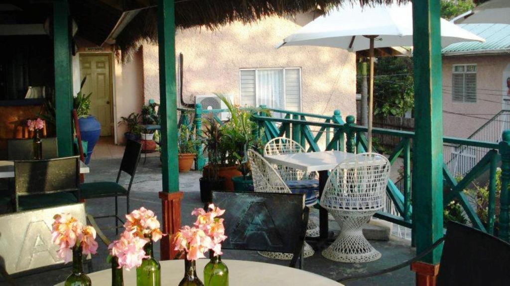 Bar-b-barn Beach 2* Negril