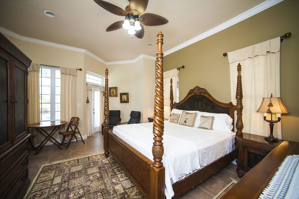 Bed & Breakfast Shangri-La Boutique Bed & Breakfast West Bay