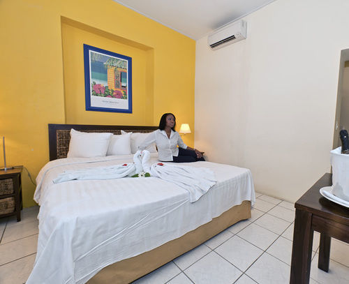 Academy Curacao 3*