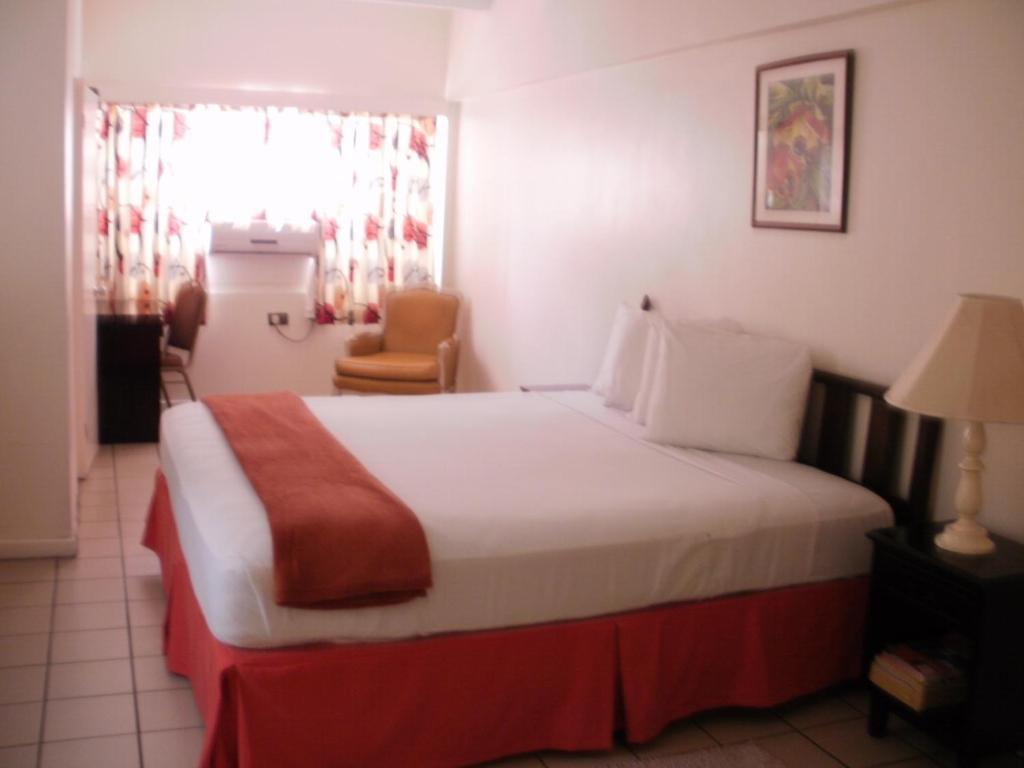 Pineapple Court 2*