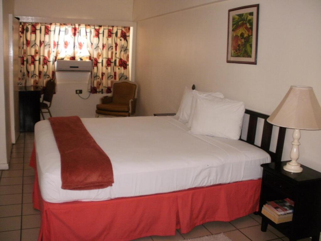 Pineapple Court Hotel 2*