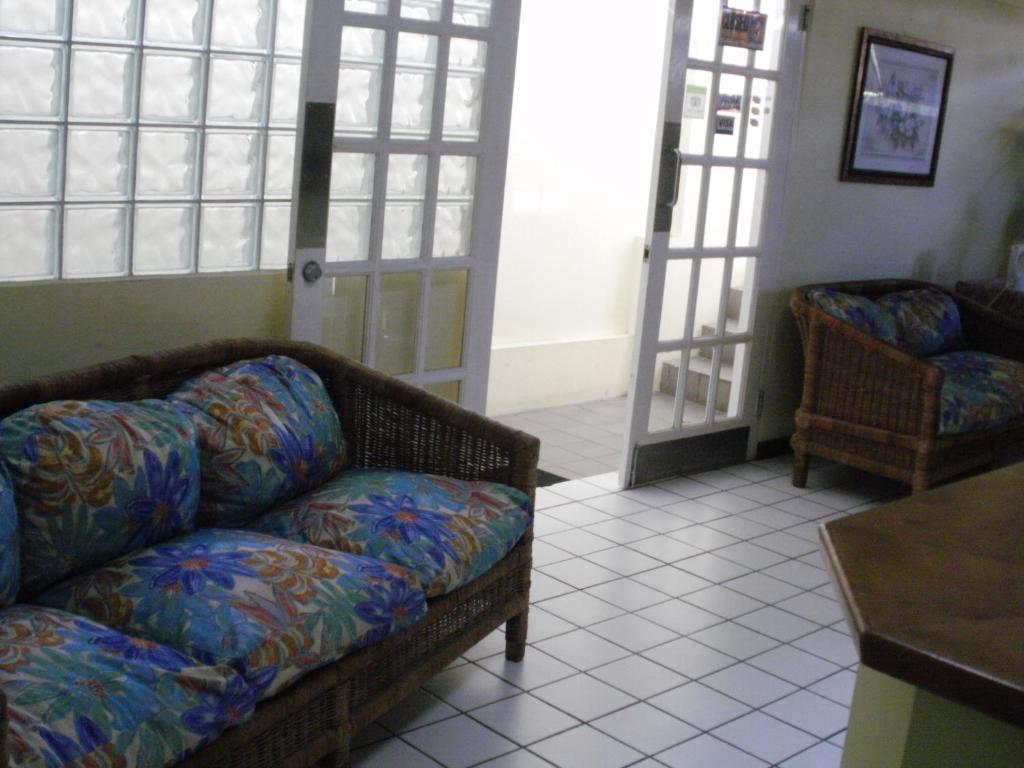 Pineapple Court 2*