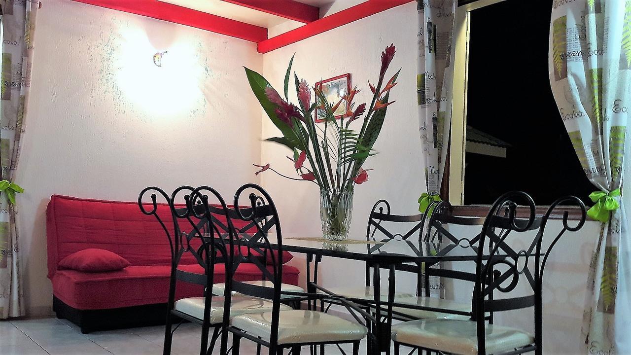 Holiday home Les Petites Fleurs De Poirier Bouillante