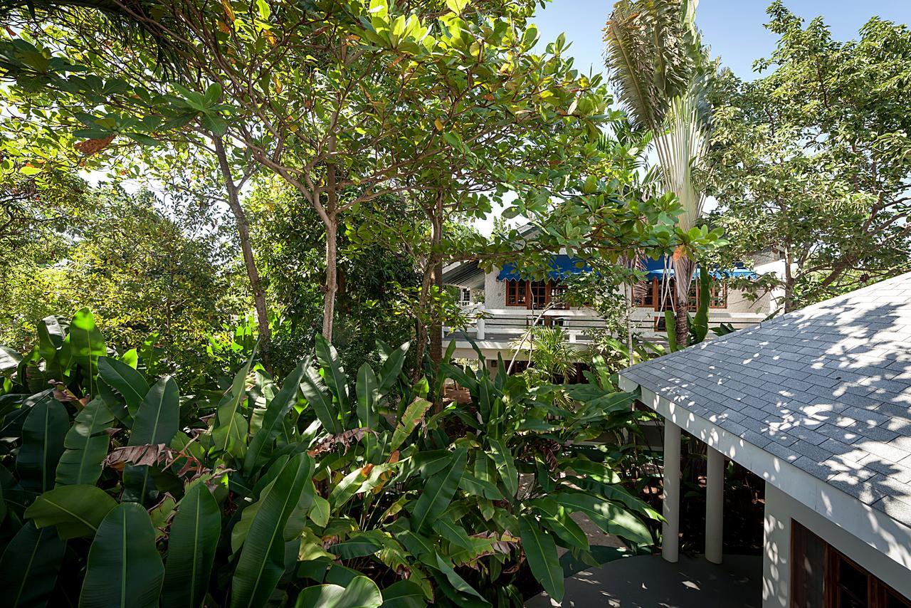 Hotel Beach House Condos,