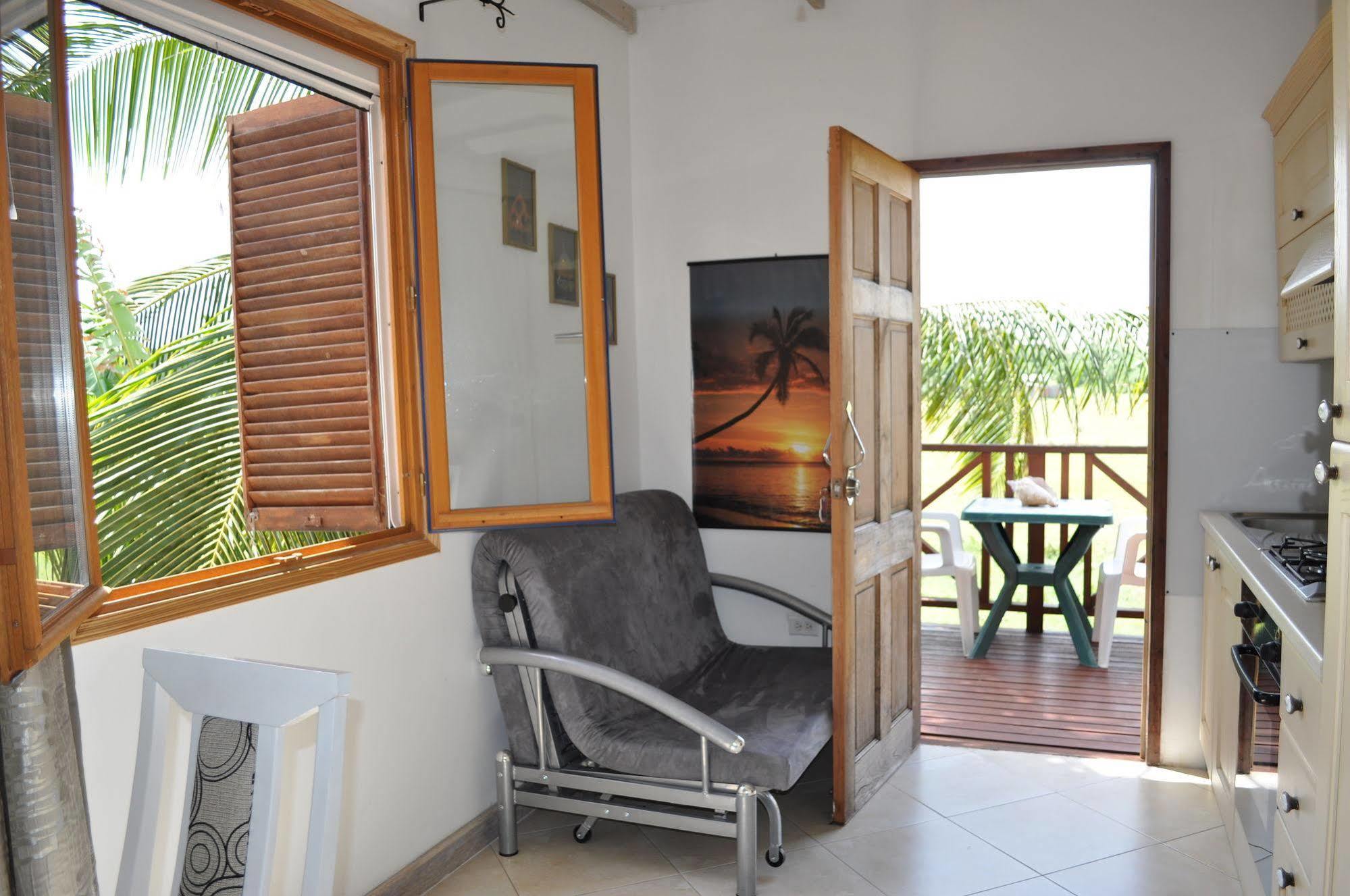 White Coconut Apartment *