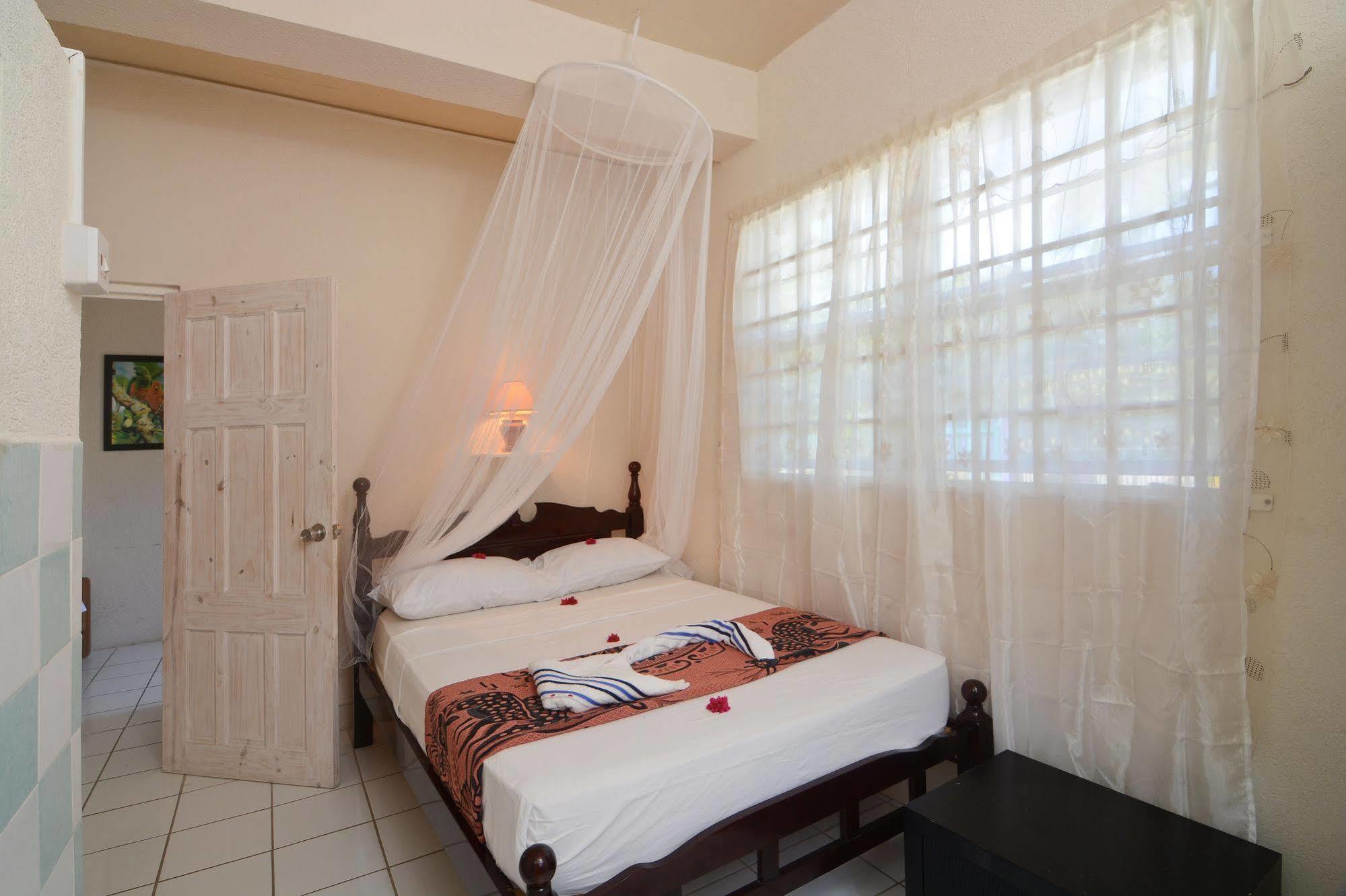 Keegans Beachside 2* Bequia Island