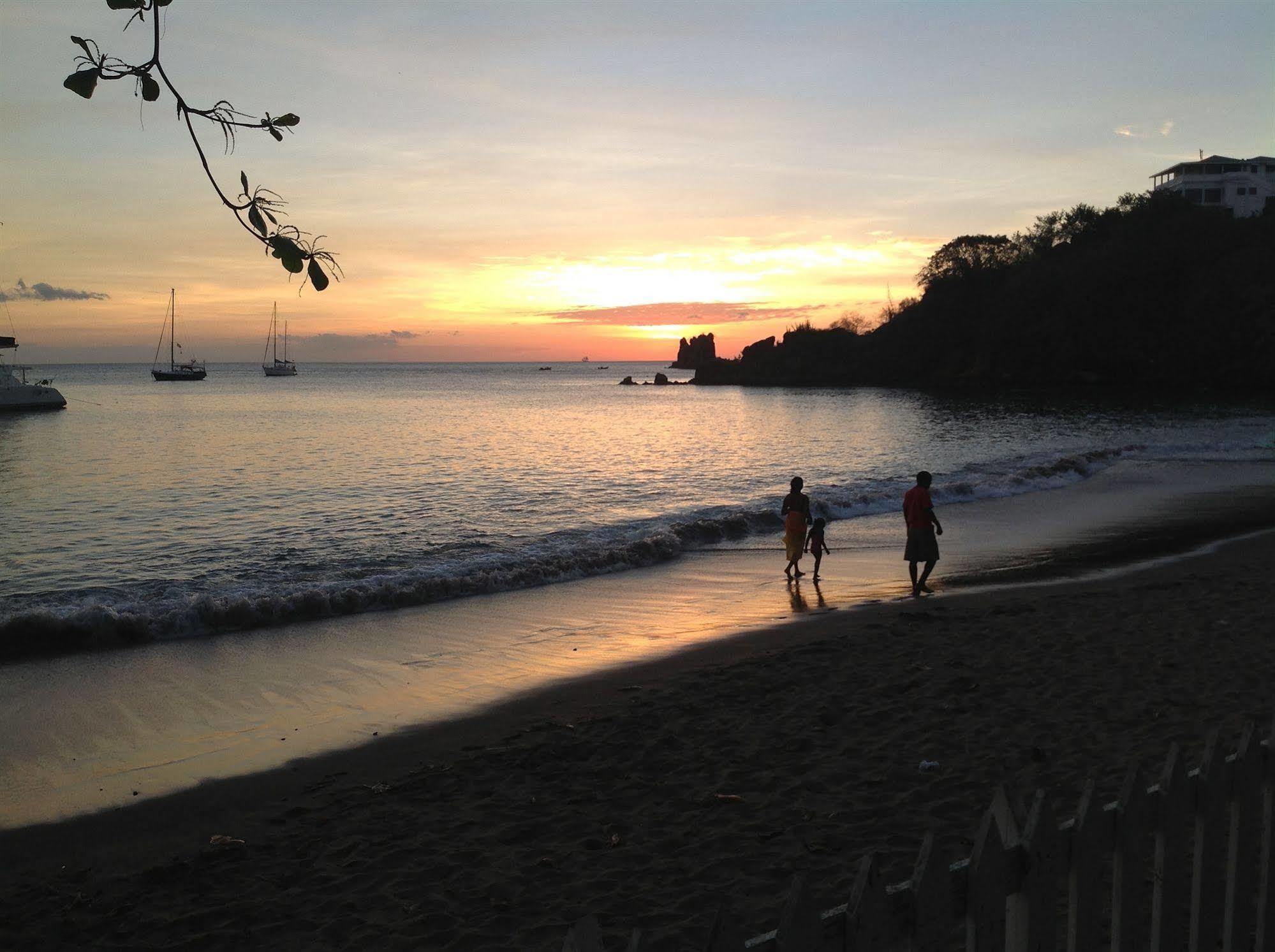 Sunset Shores 3* Kingstown