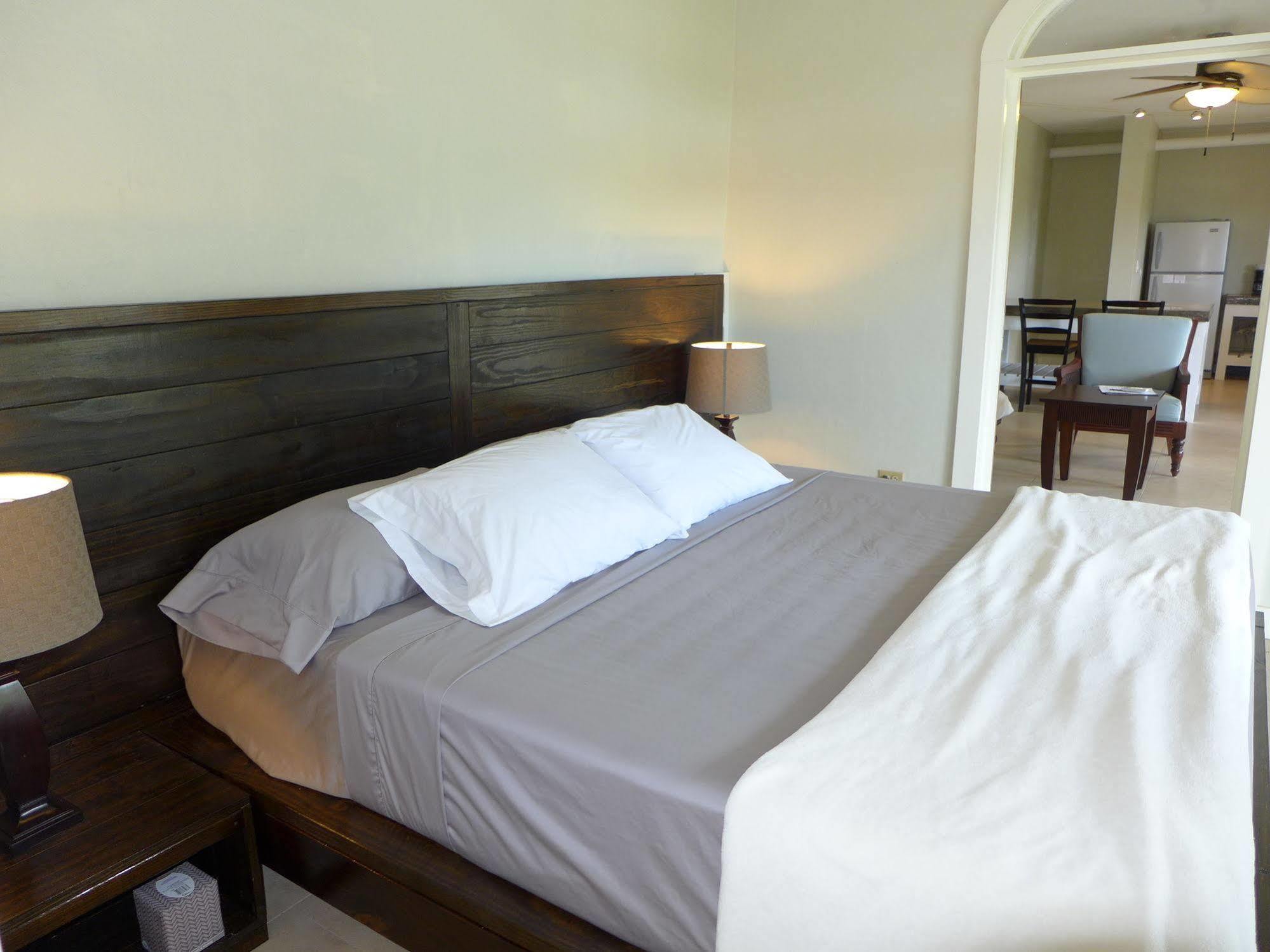 Two Sandals - A Boutique 2*