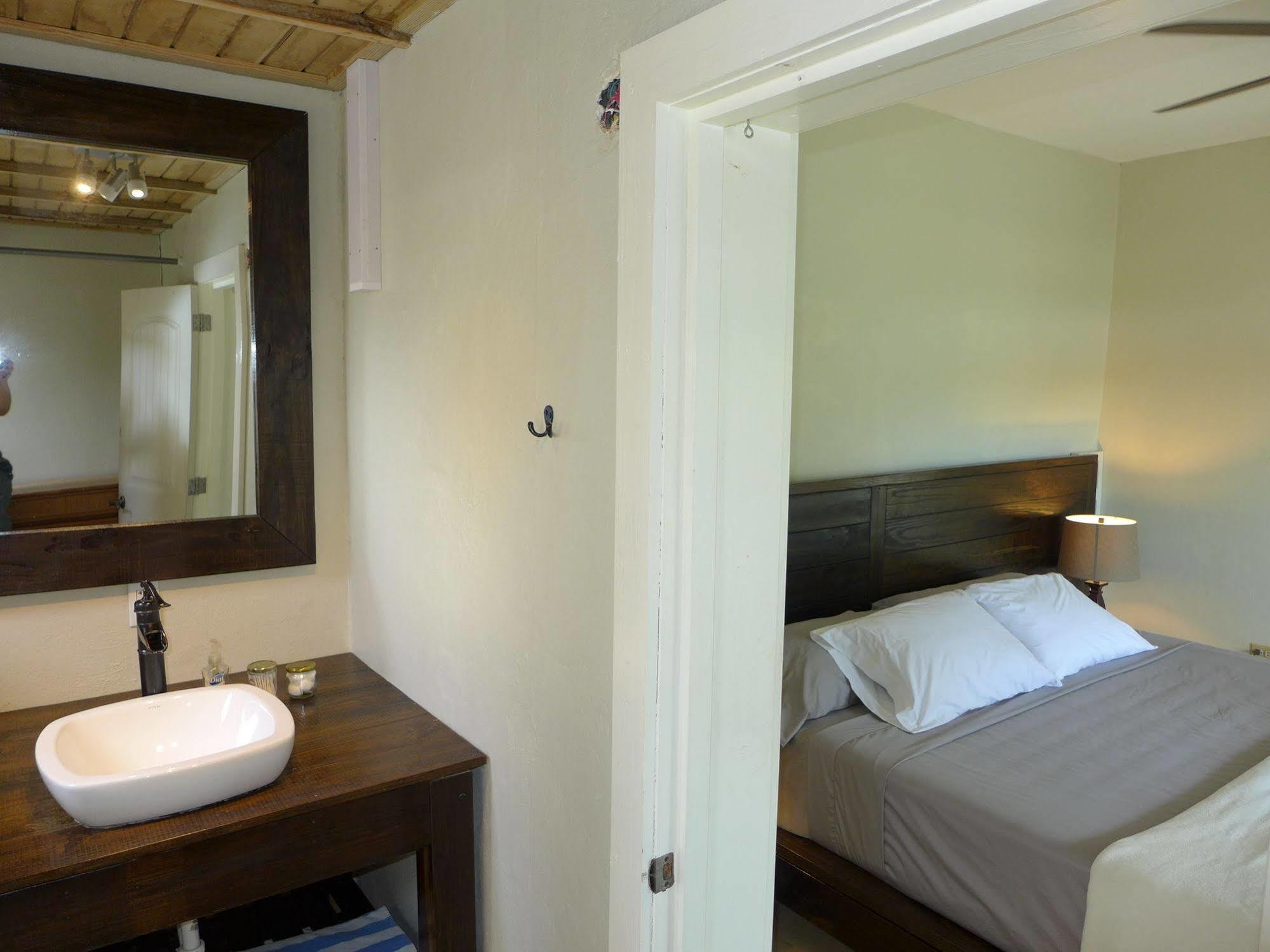 Two Sandals - A Boutique 2*