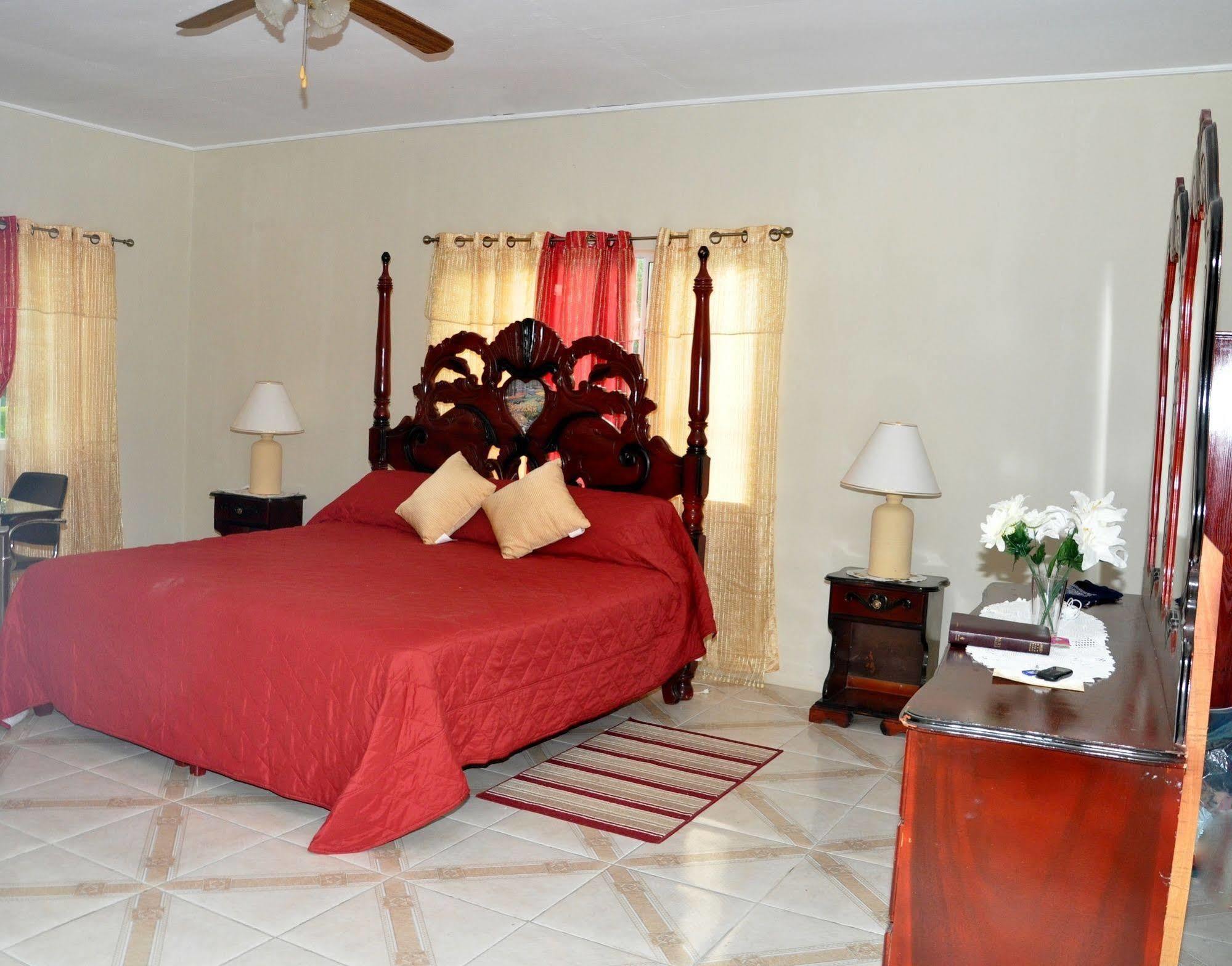 Mom's Village Bed & Breakfast 2*