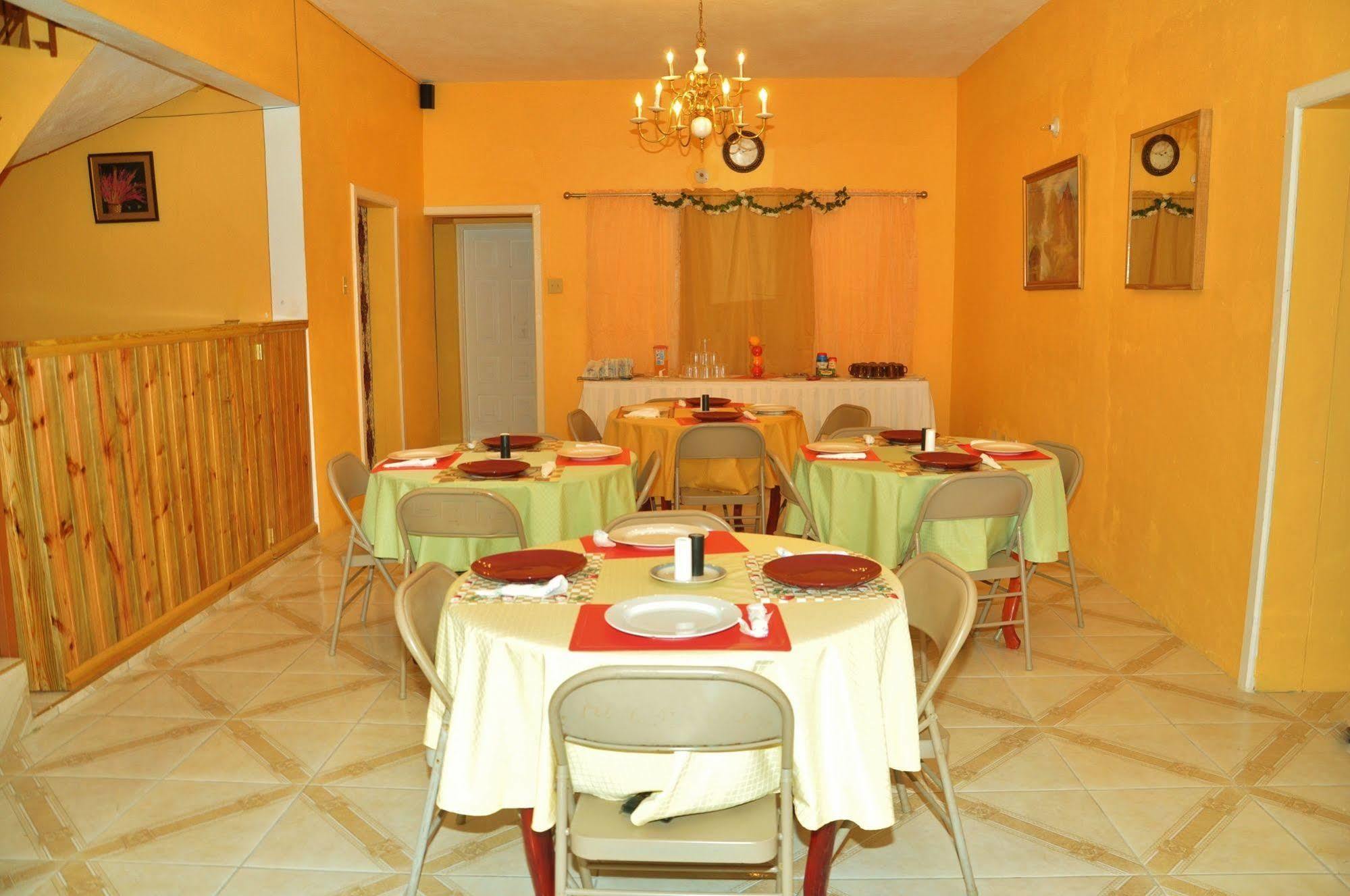 Mom's Village Bed & Breakfast Runaway Bay