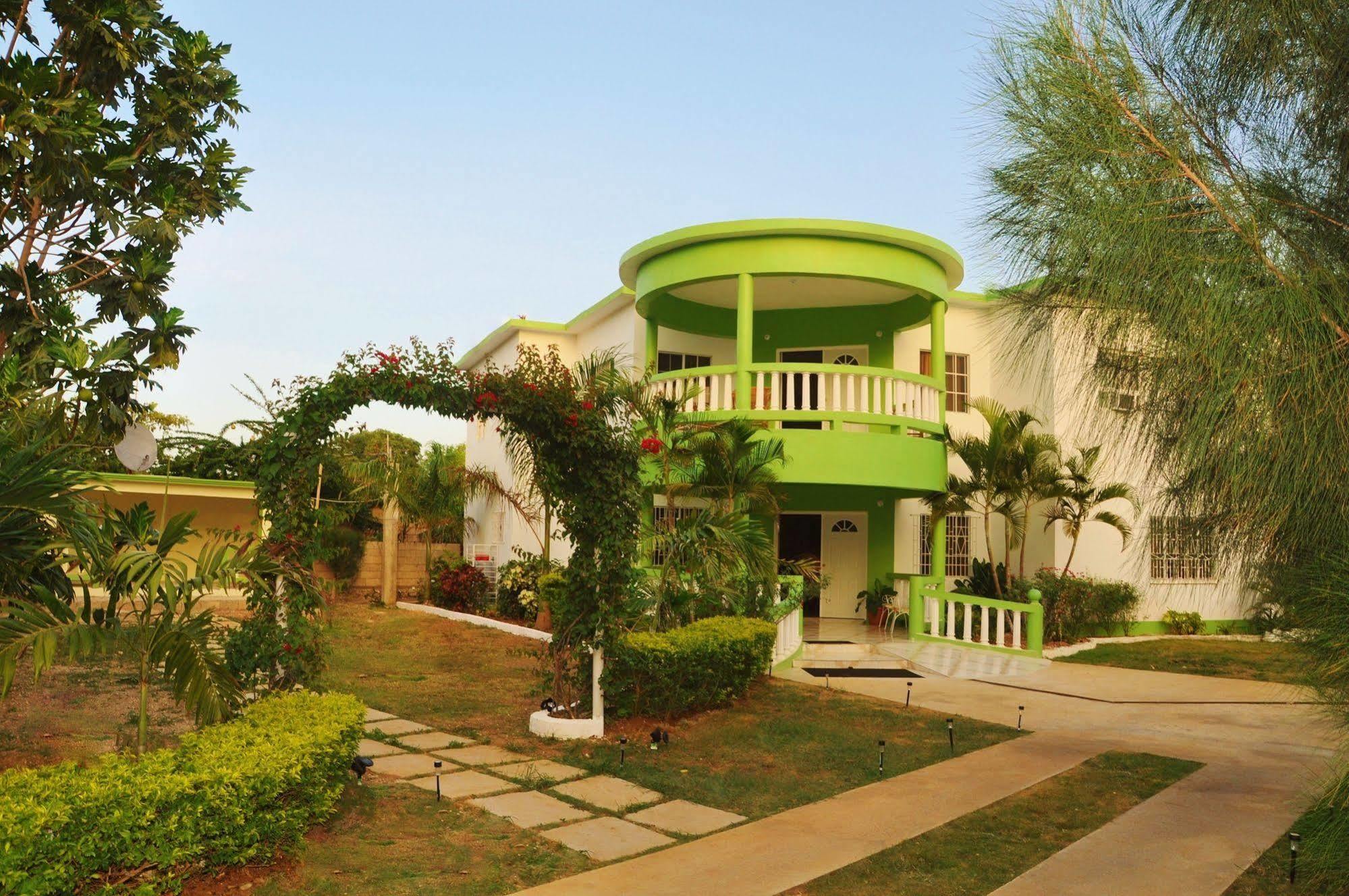 Bed & Breakfast Mom's Village Runaway Bay