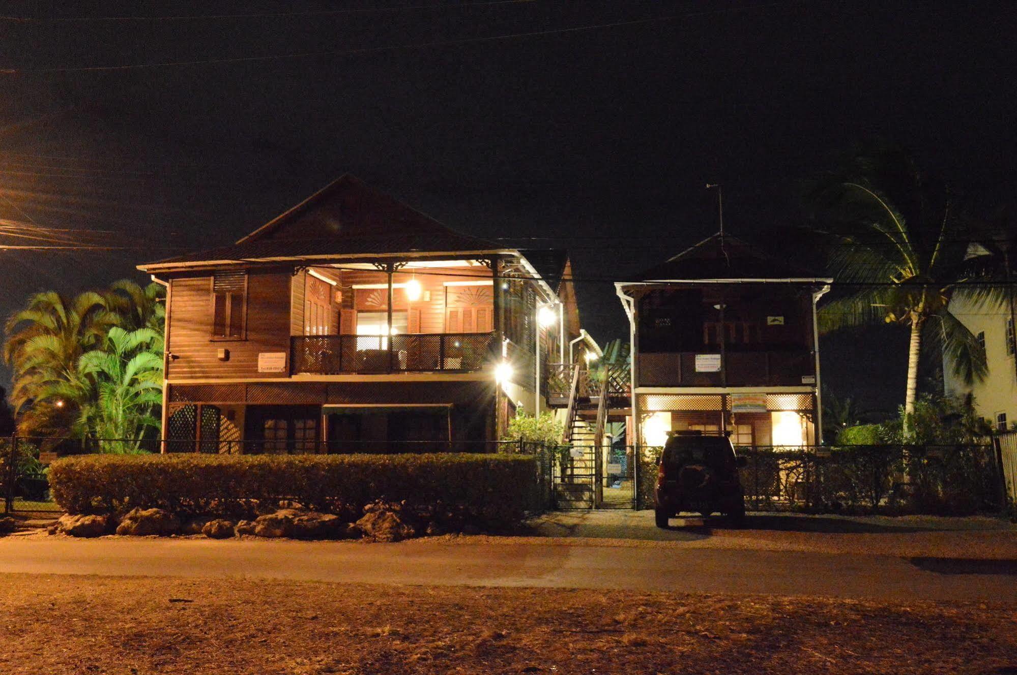 Yellow Bird Apartment *