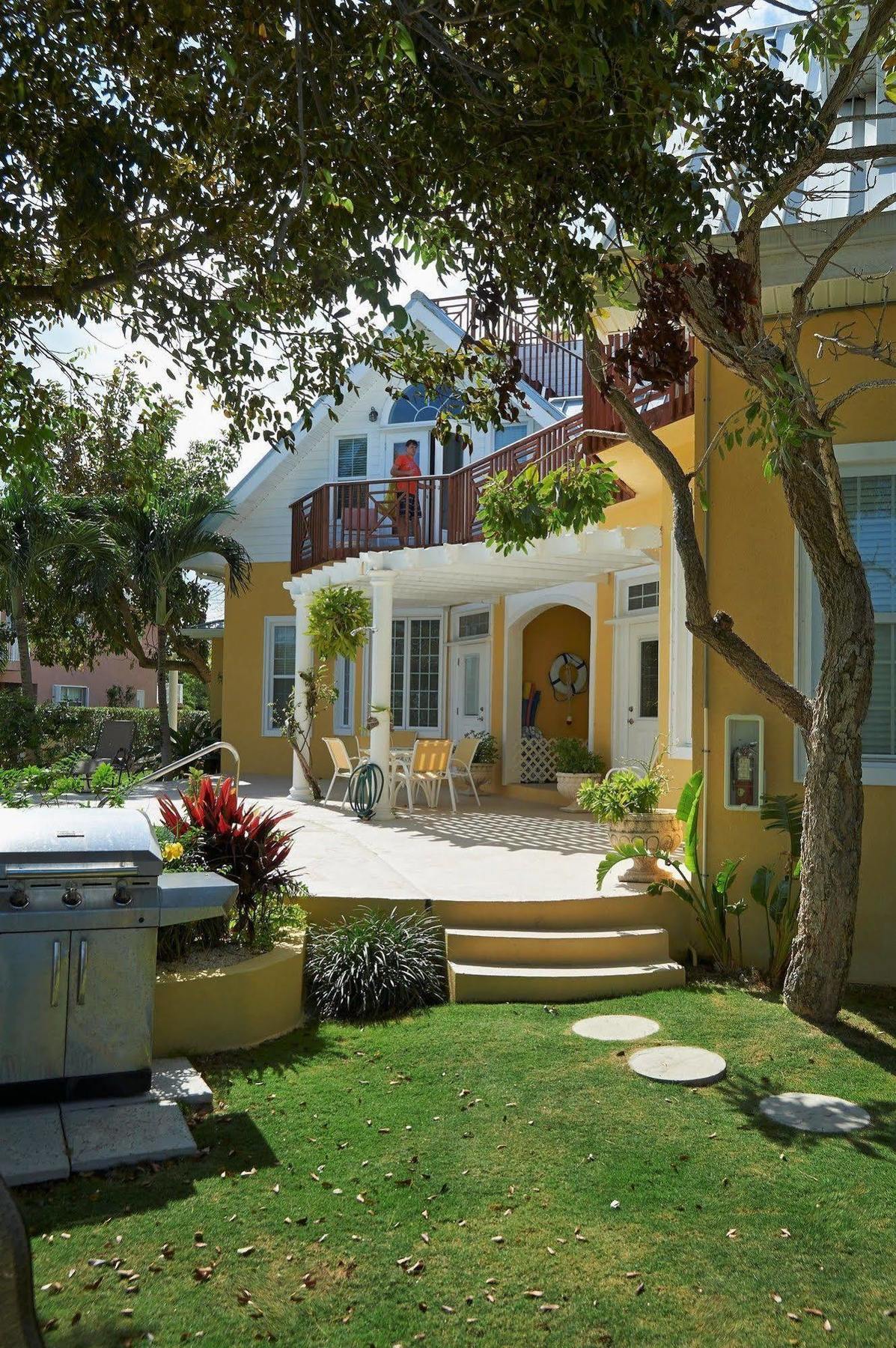 Bed & Breakfast Shangri-La Boutique Bed & Breakfast West Bay