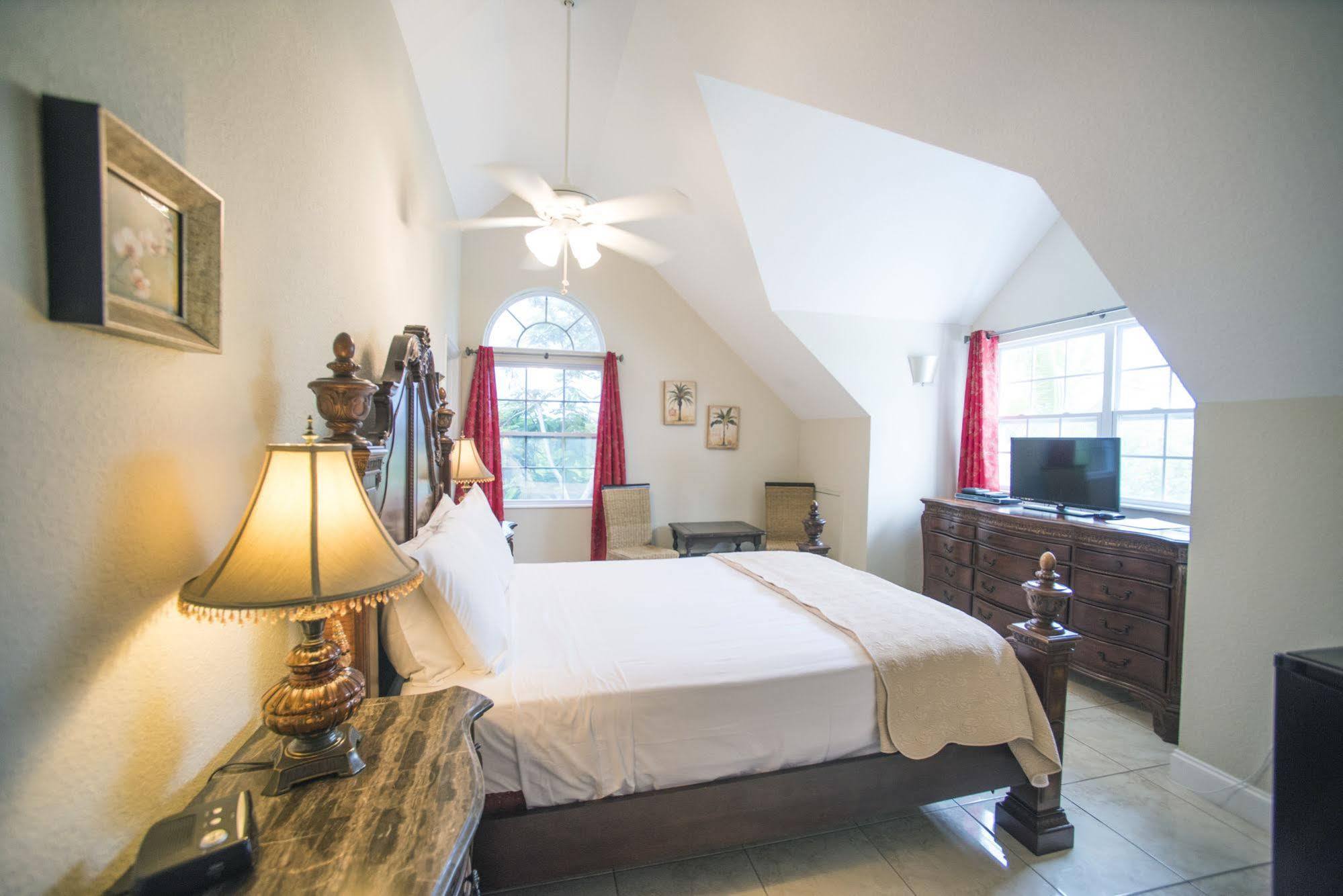 Shangri-La Boutique Bed & Breakfast Bed & Breakfast 4*