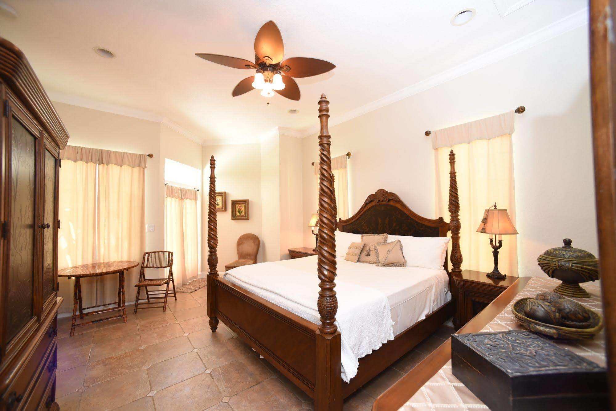Shangri-La Boutique Bed & Breakfast Bed & Breakfast