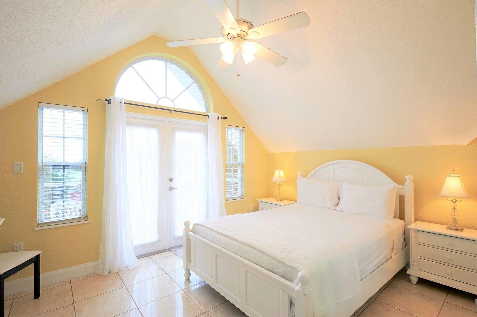Bed & Breakfast Shangri-La Boutique Bed & Breakfast West Bay