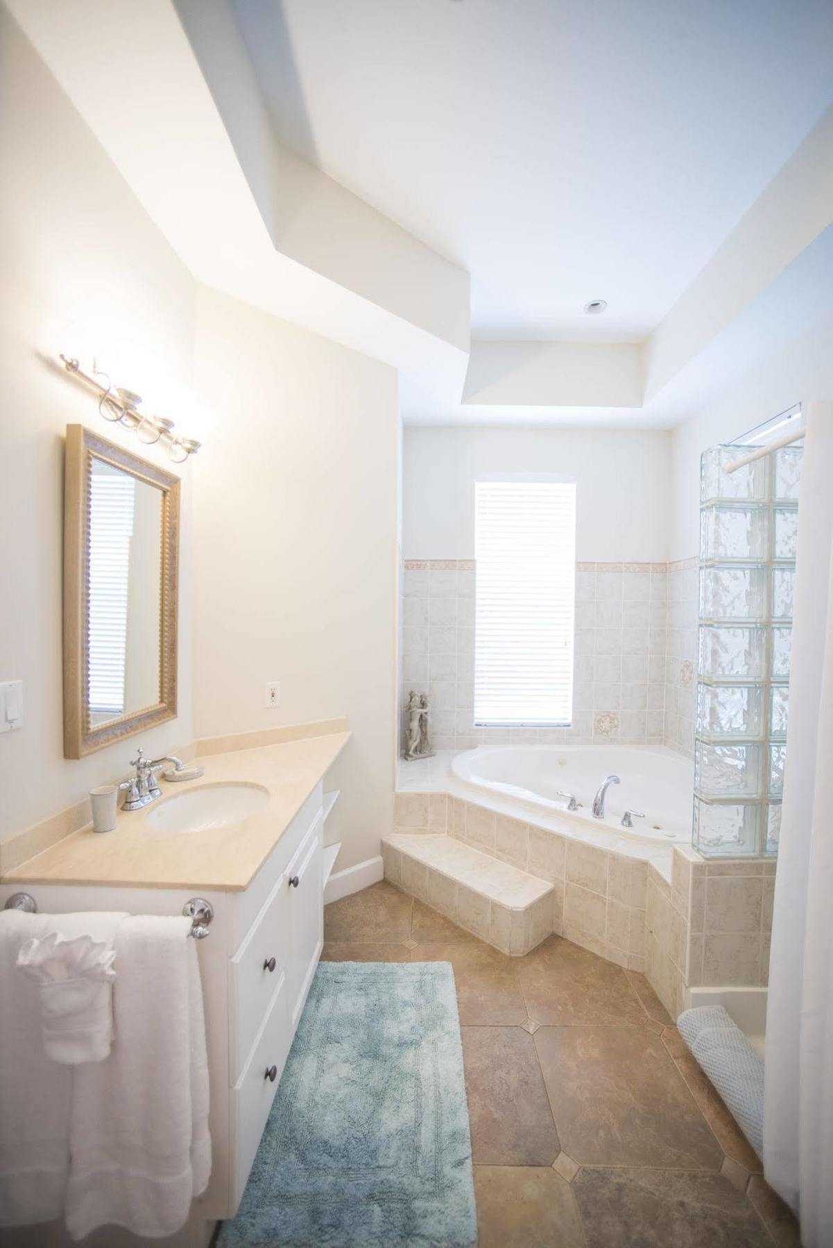 Shangri-La Boutique Bed & Breakfast Bed & Breakfast West Bay
