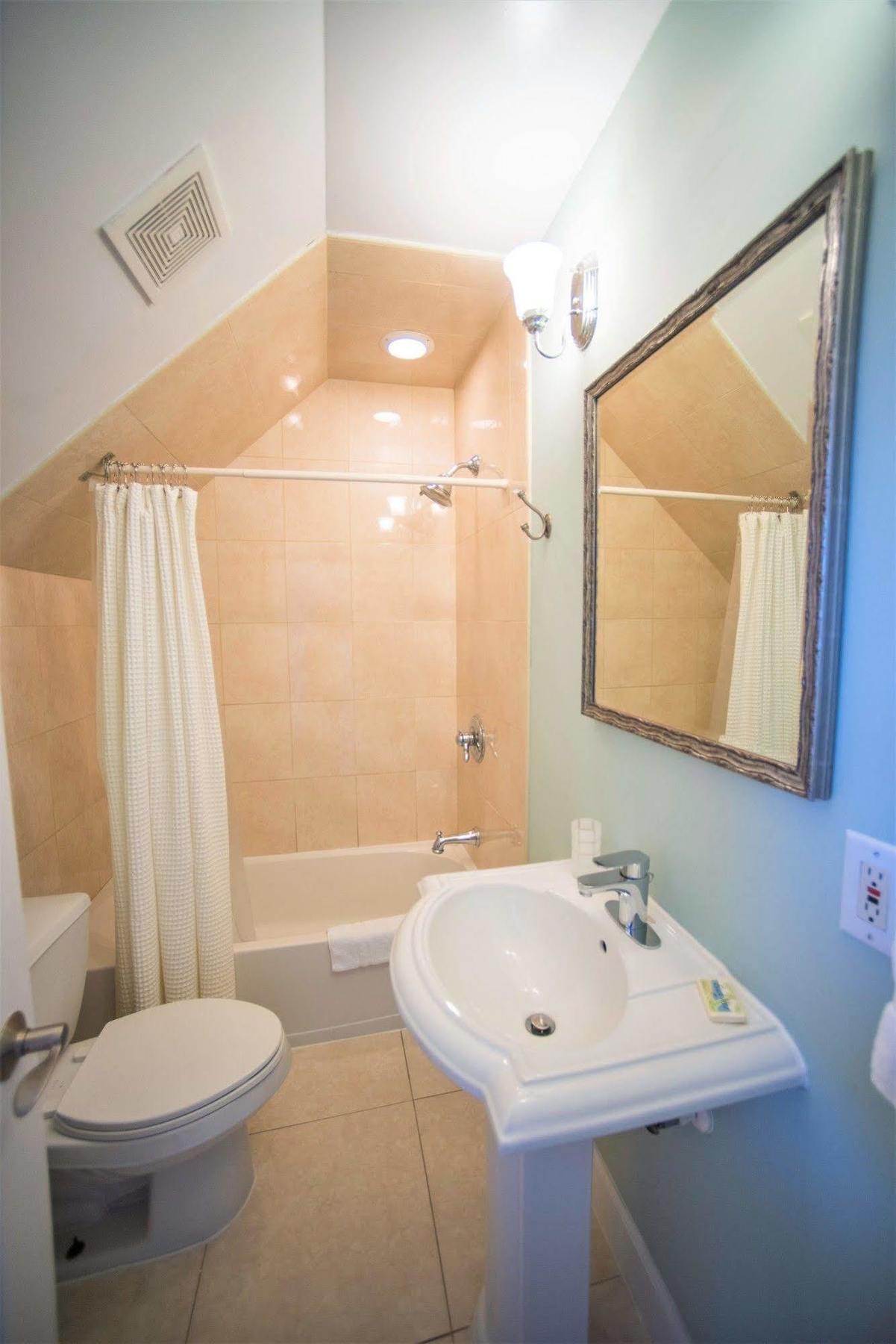 Shangri-La Boutique Bed & Breakfast Bed & Breakfast