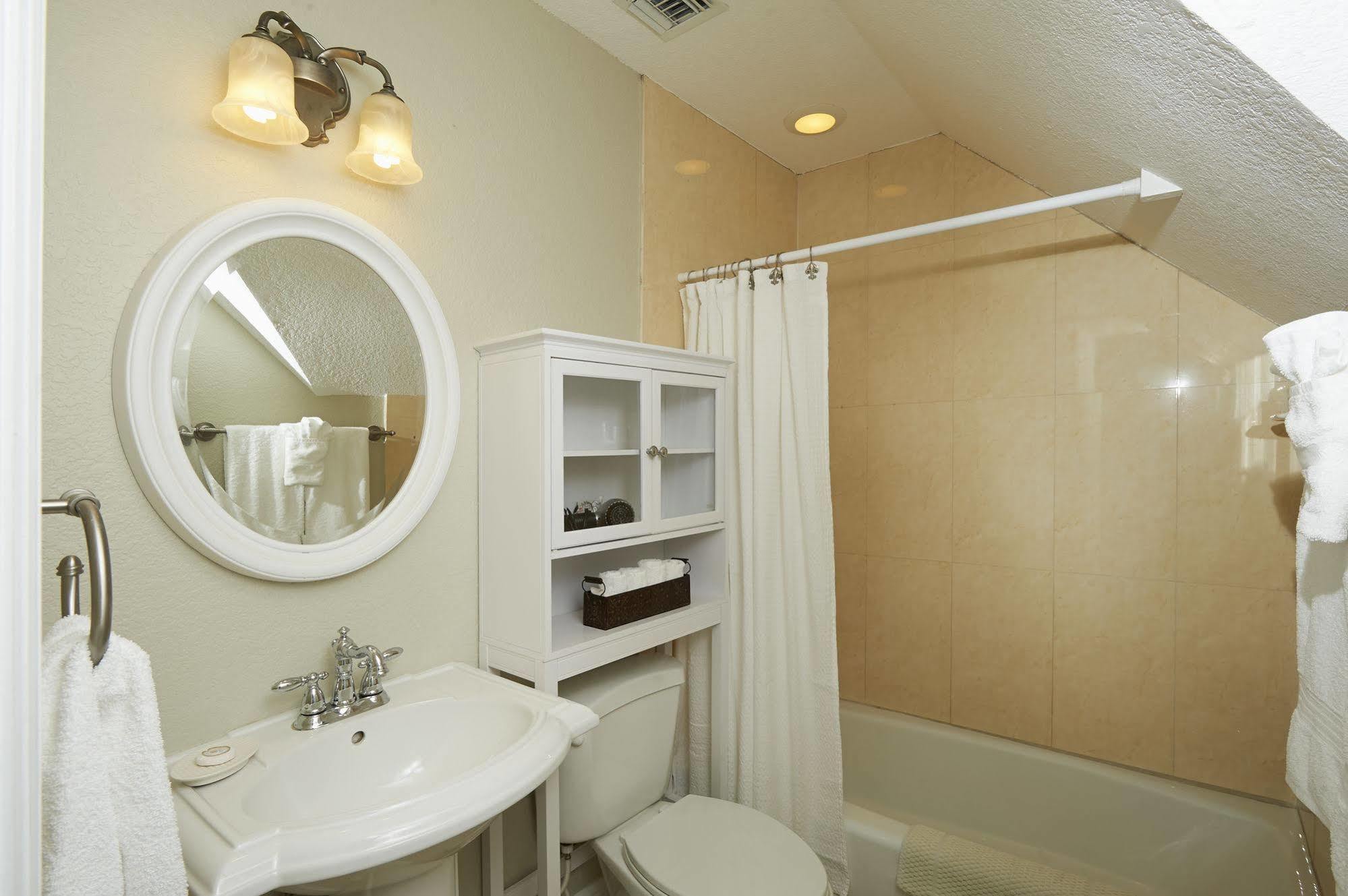 Shangri-La Boutique Bed & Breakfast West Bay