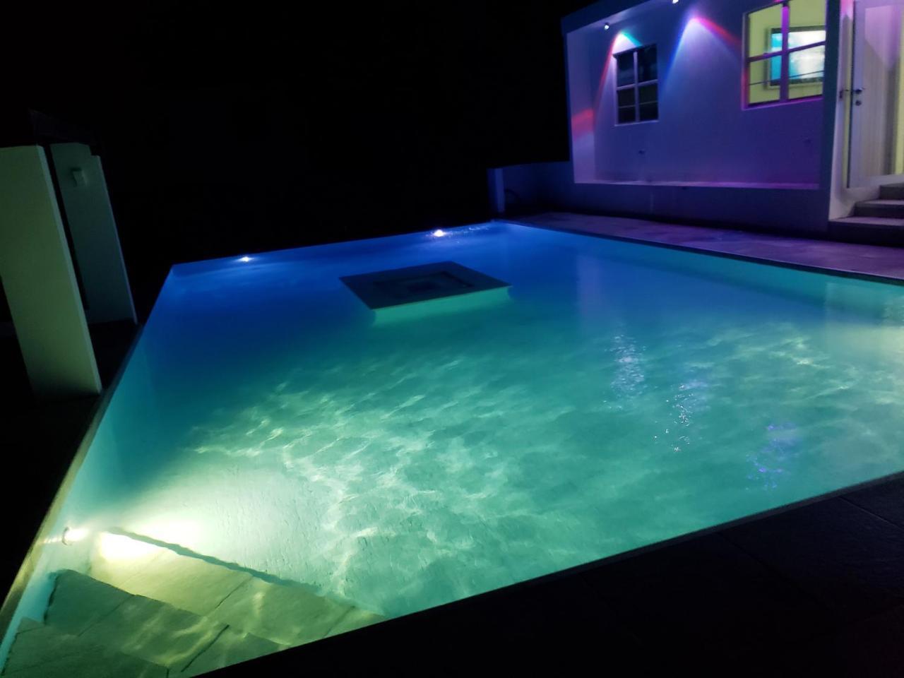 Casa de férias Front Beach Luxury House W Infinity Pool