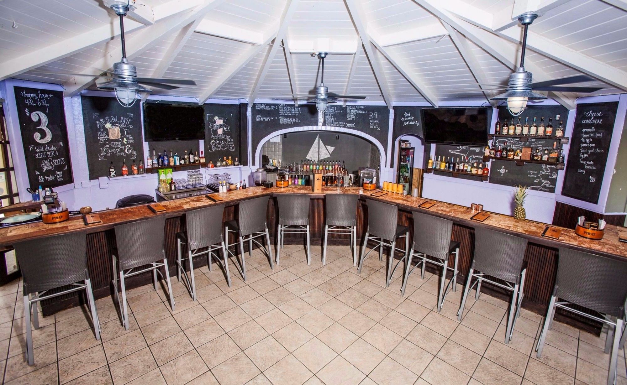 Flamboyan On The Bay & Aparthotel 3*