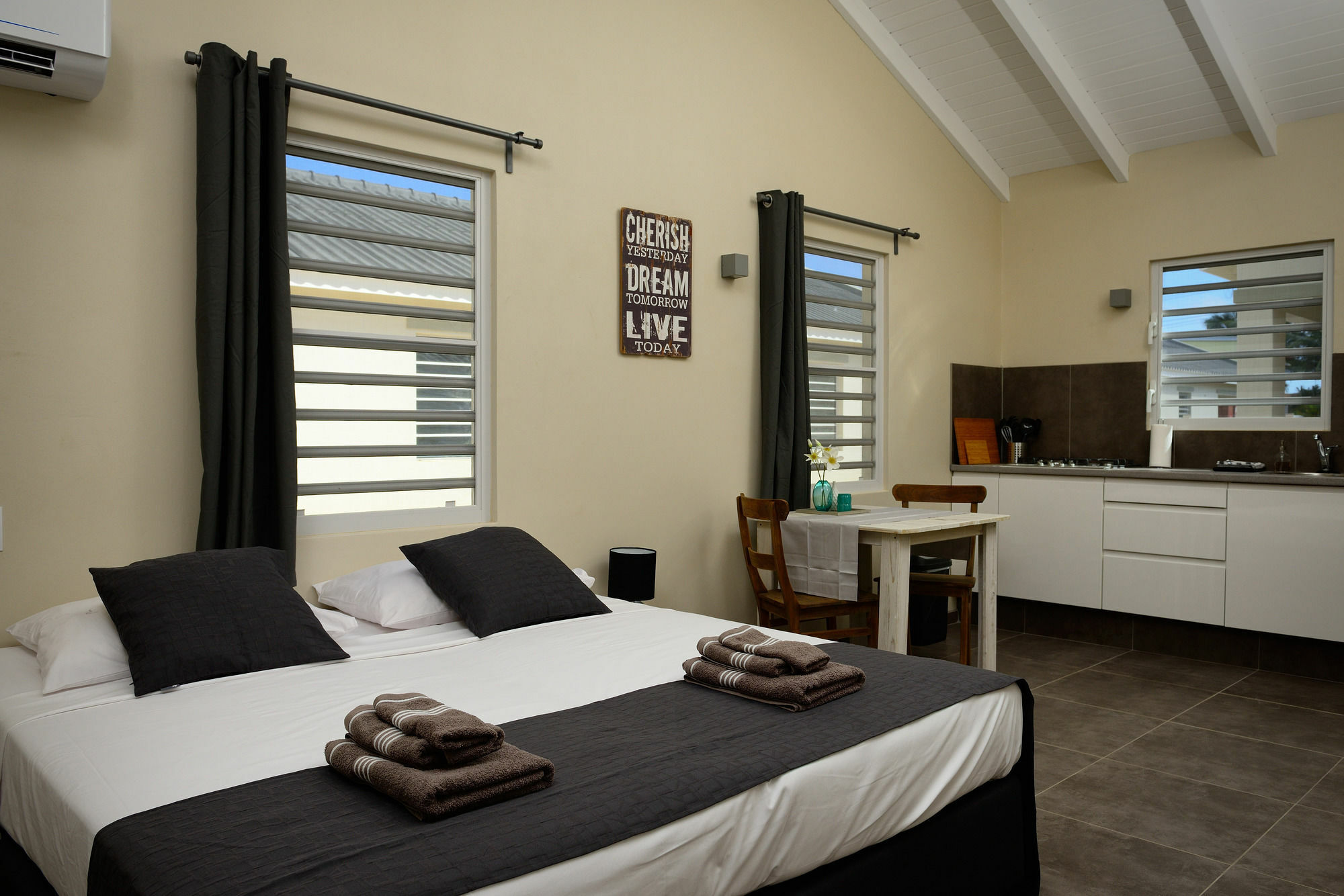 Seasons Aparthotel 3*
