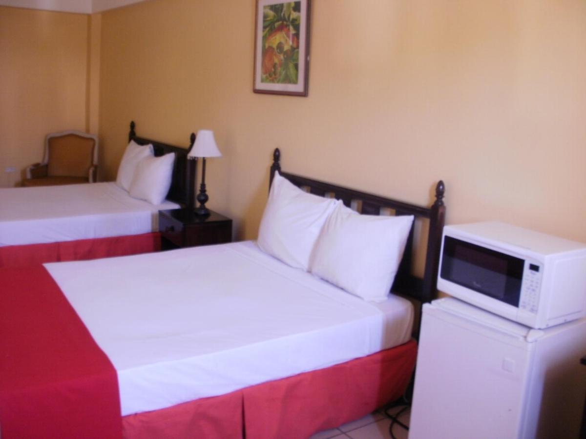 Pineapple Court Hotel 2*