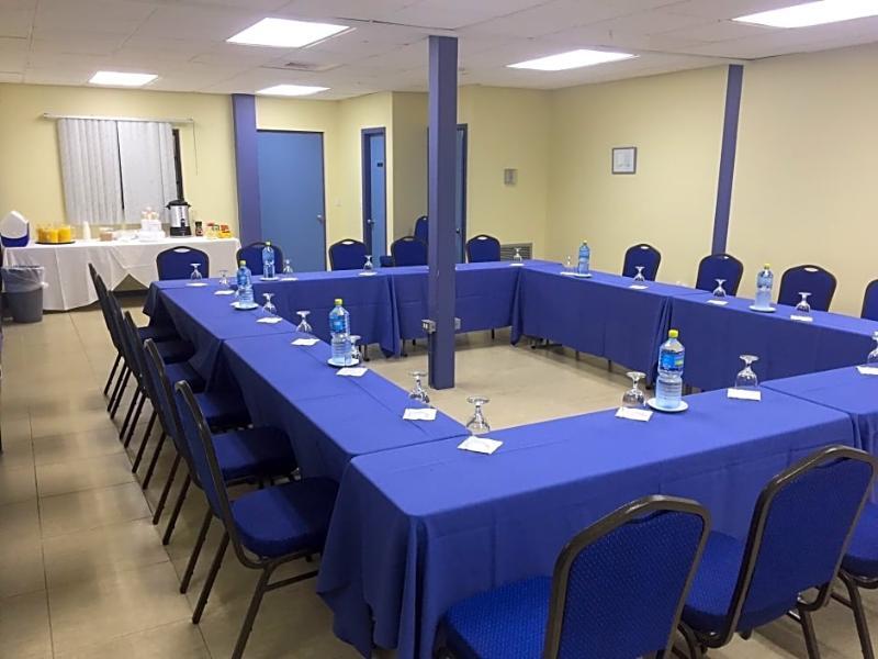 Carl's Unique & Conference Facilities Hotel 2*