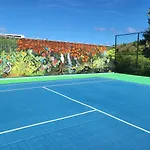 Crawlbay Suites Hotel