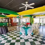 Heart Of Ocho Rios-Free Beach Acess-King Bed-Pool-Free Parking-Gated Complex-Free Wifi 100Mbps