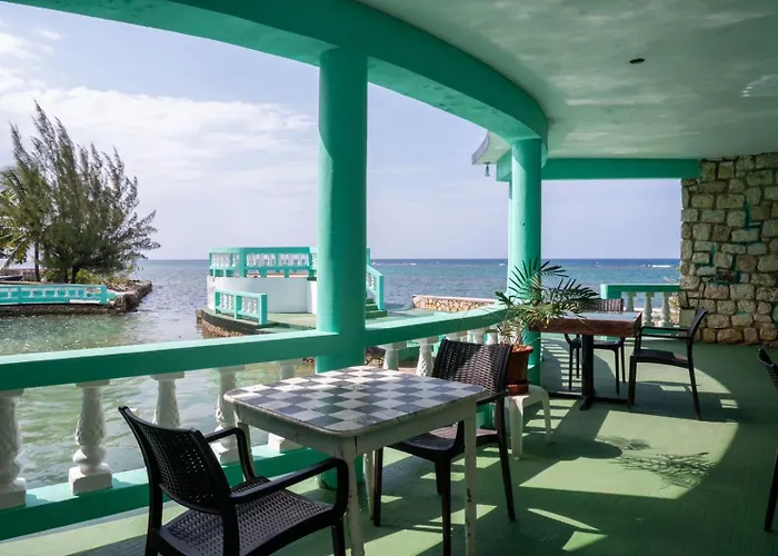 Ocean Front Triple Room At Sahara Hotel